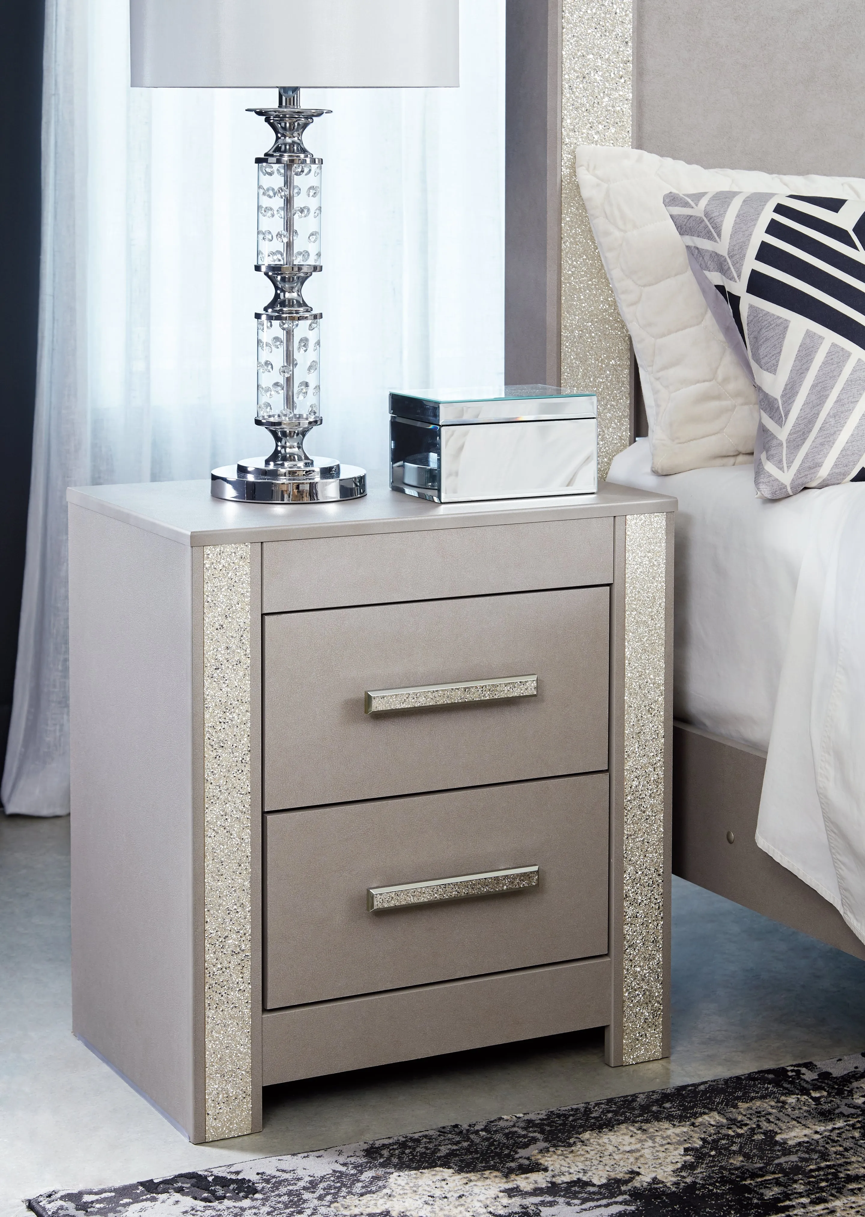 Surancha Queen Panel Bed with Mirrored Dresser, Chest and Nightstand in Gray